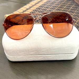 Beautiful women’s Oakley Sunglasses with case